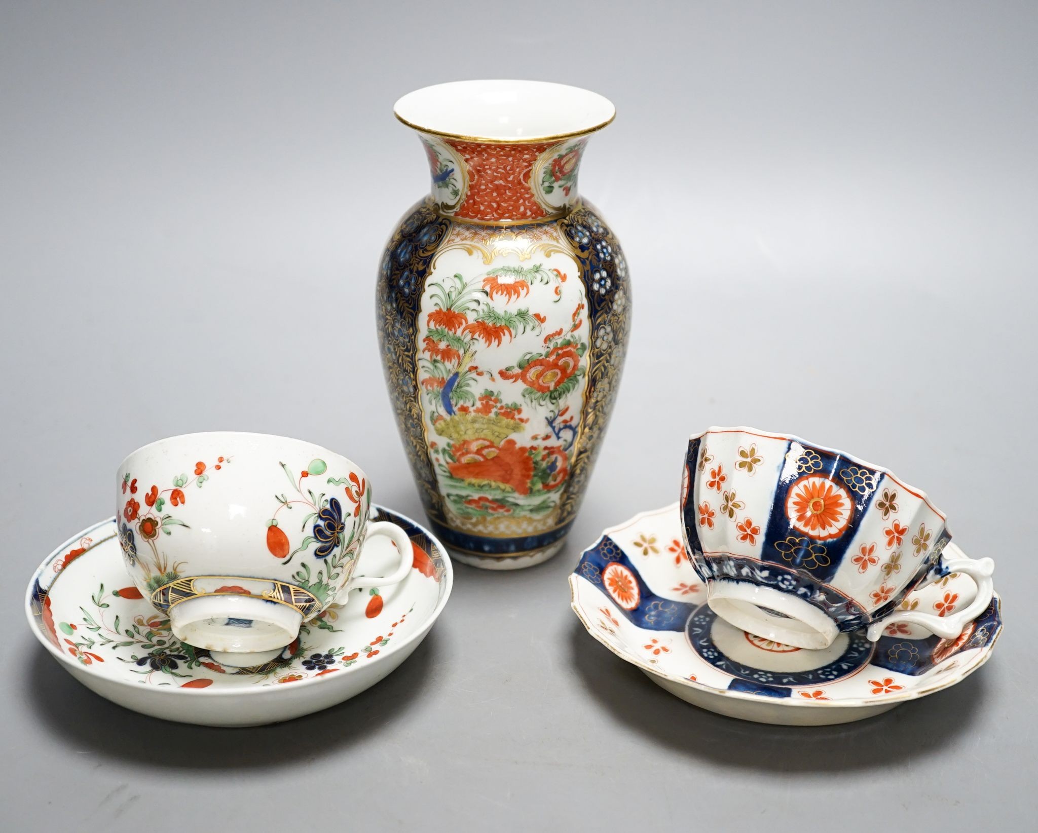 A Worcester kakiemon-style vase and two similar cups and saucers, circa 1775–80